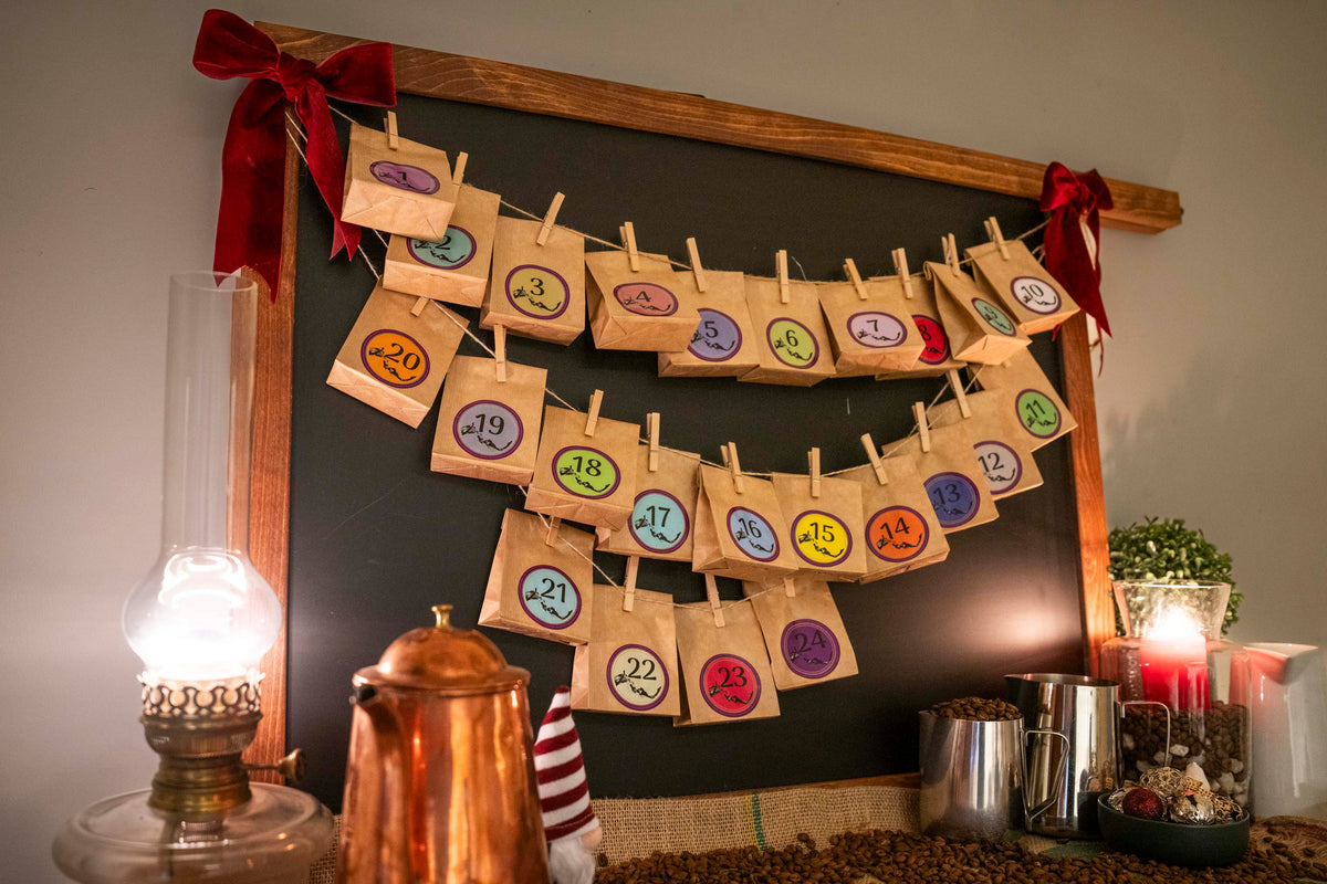 Adventskalender med 24 kaffiposar hengande på ei snor – kaffekalender 2026